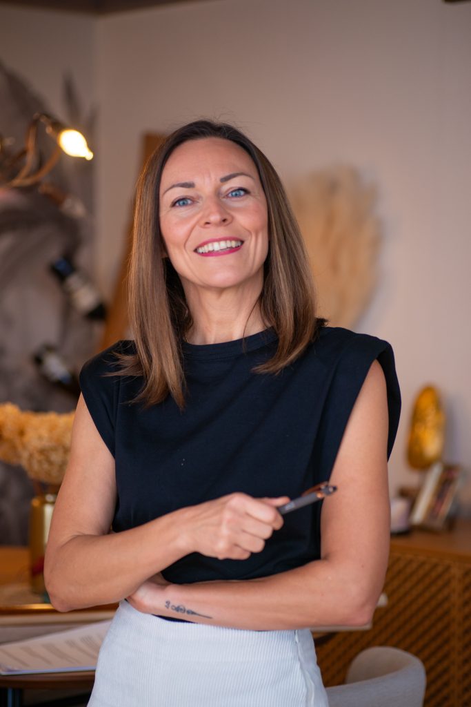 Stehend_weiß_Schwarz_Kuli_7284